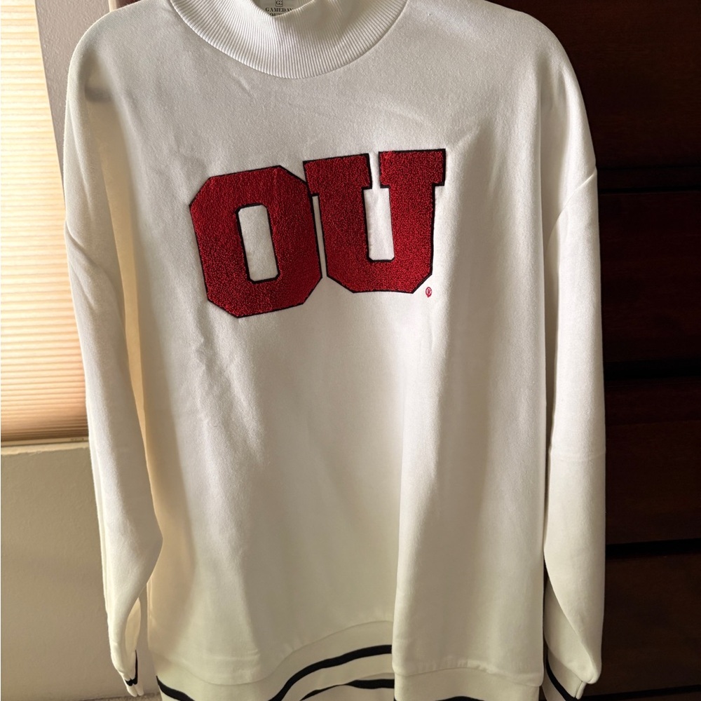 Creamy White Sweatshirt with Red 'OU' Lettering size XXL-mock neck Parke vibes